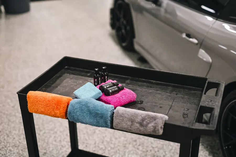 Pulido de autos a domicilio: Carrito con productos y pads de detallado listo para el servicio