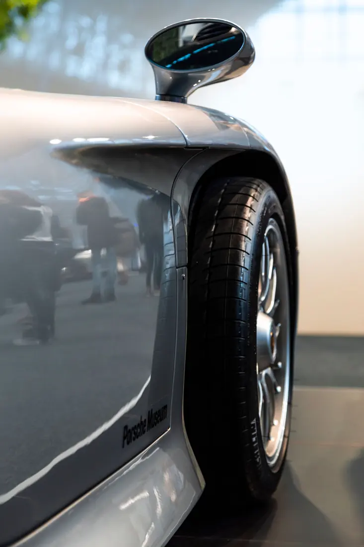 Pulido y encerado de autos: Detalle de la curva de una carrocería verde oscuro con reflejo limpio