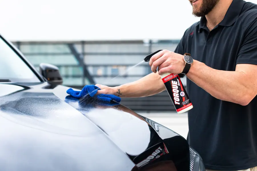 Polish para auto: Aplicación de cera a mano con microfibra sobre pintura azul