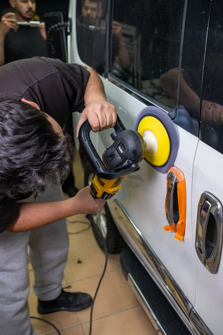 Encerado de autos: Lavado previo con espuma a presión antes del pulido