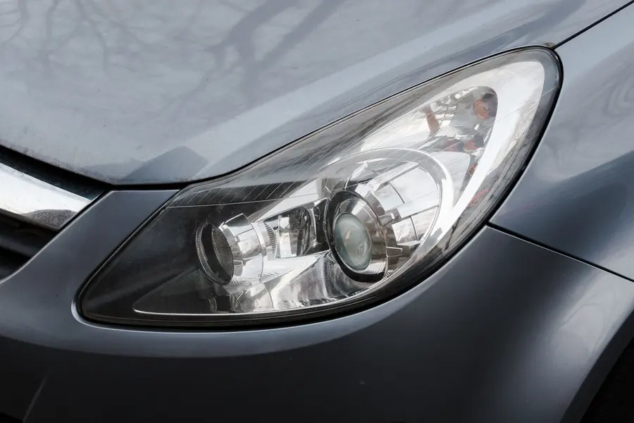 Faros de coche opacos: Detalle de faro LED transparente después del pulido