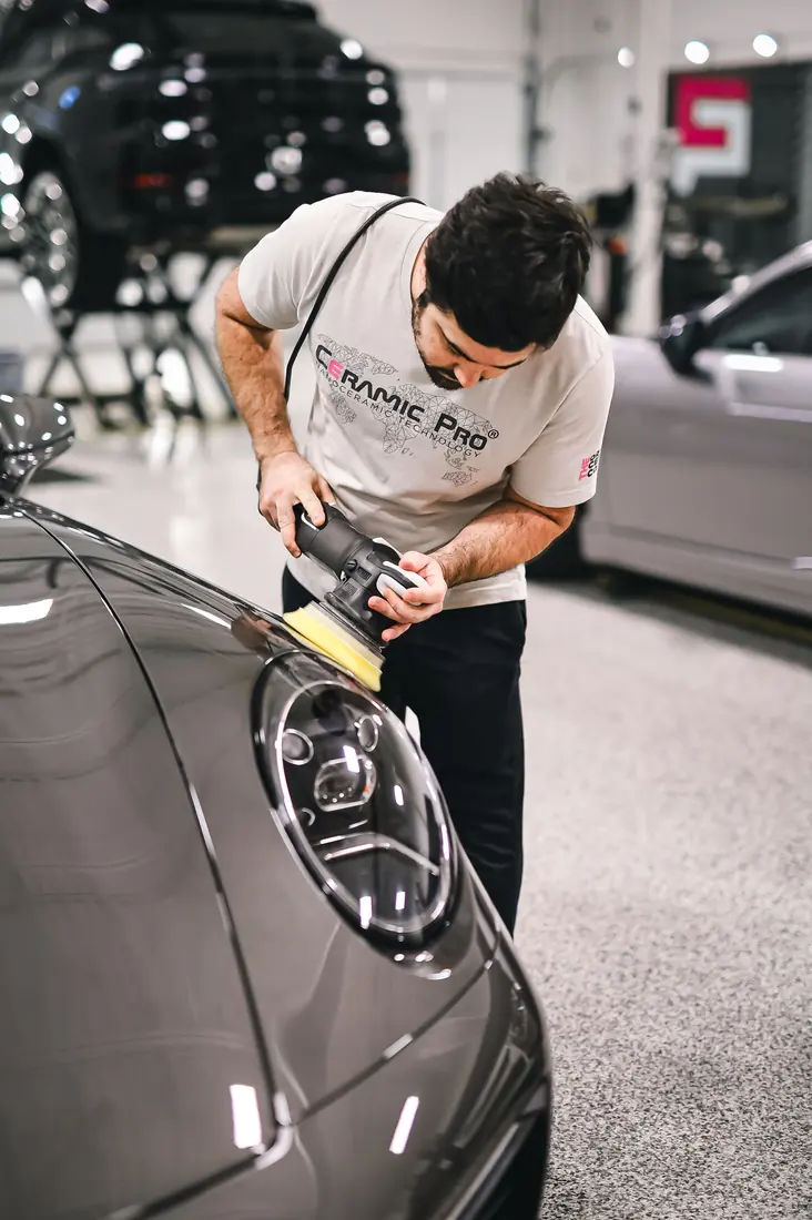 Faros de coche opacos: Restauración de faro con pad de pulido en taladro