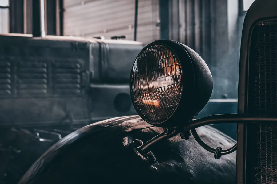 Como pulir los faros del carro: Faros redondos de luz amarilla en un auto clásico