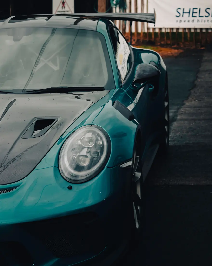 Pulido de autos: Porsche 911 GT3 menta vista trasera con alerón y pintura brillante