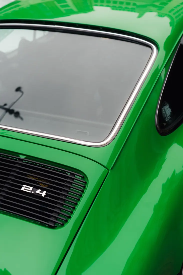 Correccion de pintura: Porsche GT3 RS verde en un estudio oscuro con reflejos