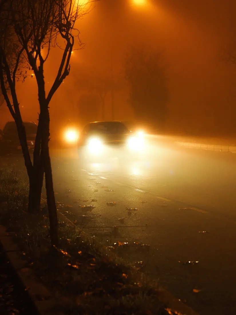 Se puede pulir un parabrisas rayado: Agua de lluvia escurriendo sobre un cristal de auto