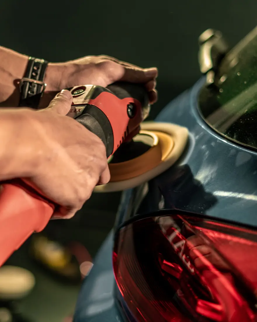 Polish para auto: Auto verde con barniz brillante y reflejos de lámparas
