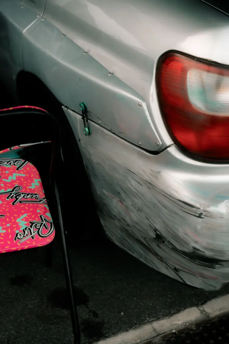 Quitar rayones de carro: Defensa azul con rayones por roce