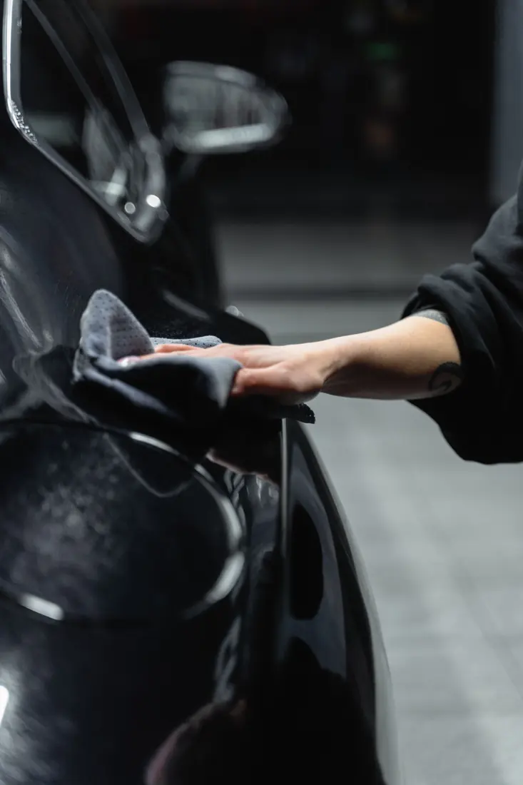 Polish para auto: Cofre negro con acabado espejo después del pulido