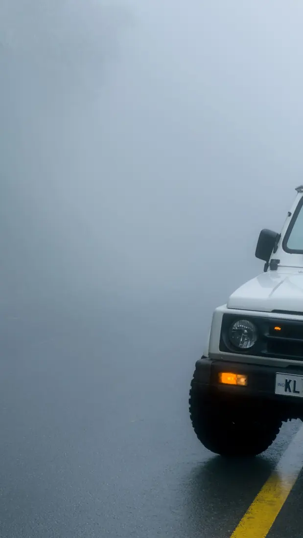 Pulido de camioneta: SUV negra de lujo con pintura espejo en un estudio